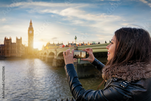 Photography Attraktive Touristin in London fotografiert den Big Ben und Westminster Palast m