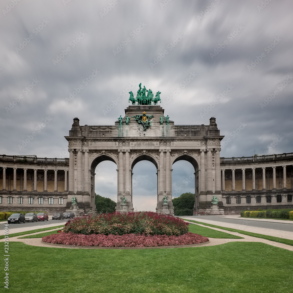 Obraz premium Long exposure image of the The Triumphal Arch in Cinquantenaire Parc in Brussels, Belgium.