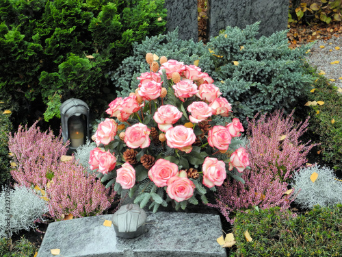 Grabschmuck Grabgestaltung Friedhof