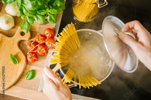 Foto Man cooking pasta in boiling water