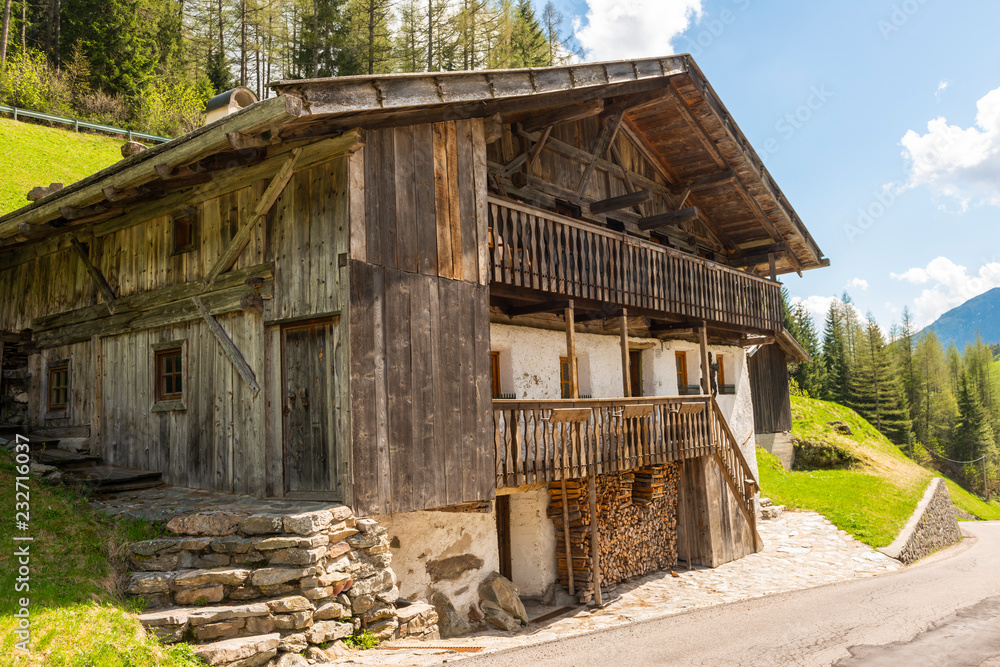 Altes Bauernhaus aus Holz in den Südtiroler Alpen, Bozen Stock Photo |  Adobe Stock