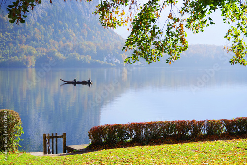 Canvastavla Foggy autumn sunrise of famous Hallstatt lakeside town reflecting in Hallstattersee lake