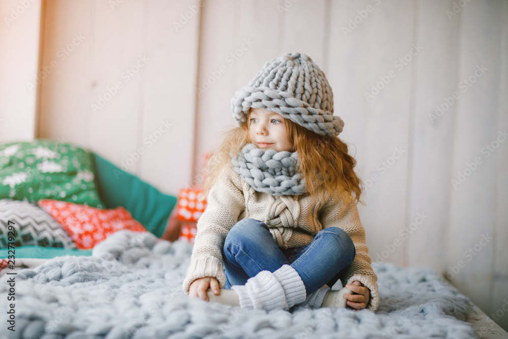 baby girl in knitted hat and scarf - obrazy, fototapety, plakaty 