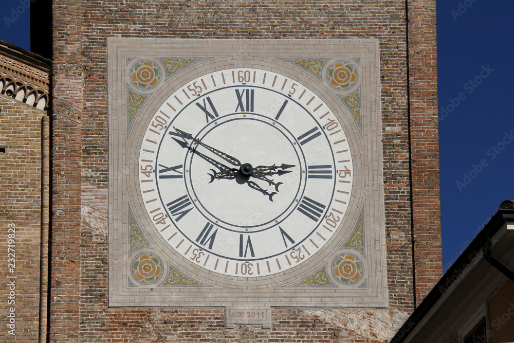 Foto Stock Duomo di Lodi; l'orologio del campanile | Adobe Stock