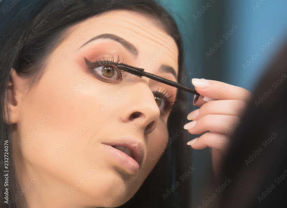 Obraz premium Girl applied makeup