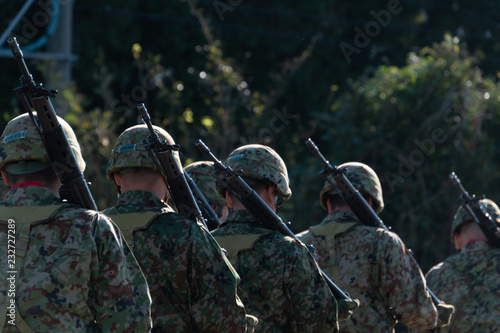 銃を担いだ自衛官 photo