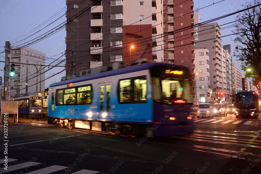 Fototapeta premium 都営荒川線が走る東池袋の夜景