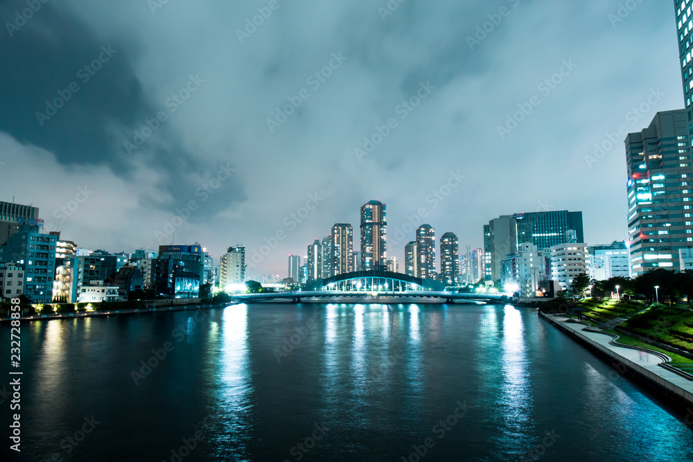 Obraz premium 都市景観 運河 東京