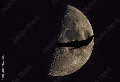 Tapety artystyczne A spitfire flies in the moonlight