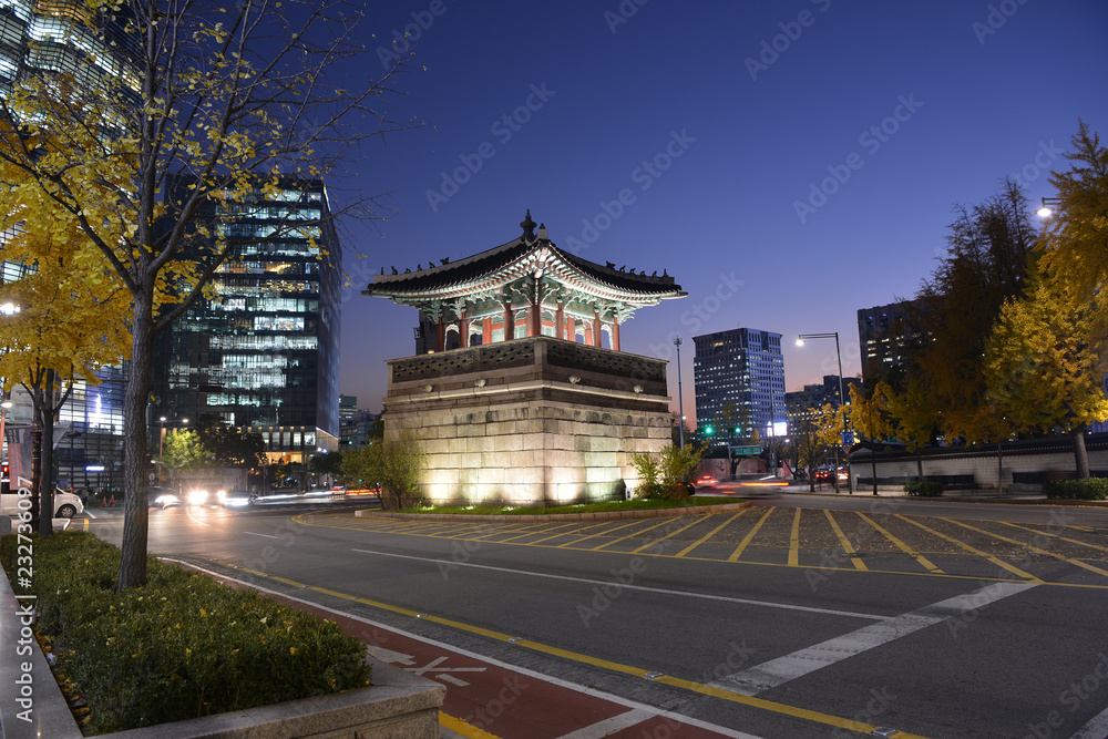 Fototapeta premium Gyeongbokgung Palace at night in seoul,South Korea