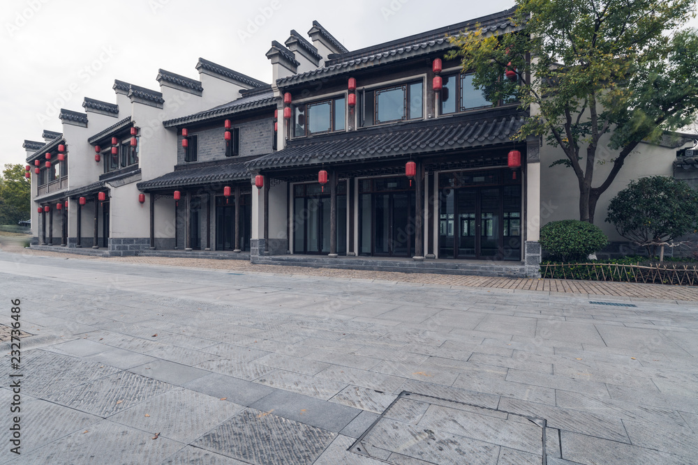 Naklejka premium Empty road near vintage building in Nanjing