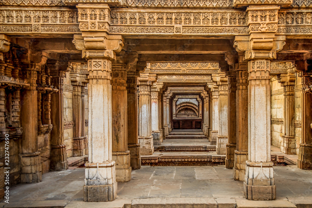 Obraz premium Inner view of Adalaj Ni Vav (Stepwell) or Rudabai Stepwell. Built in 1498 by Rana Veer Singh is five stories deep. Ahmedabad, Gujarat, India
