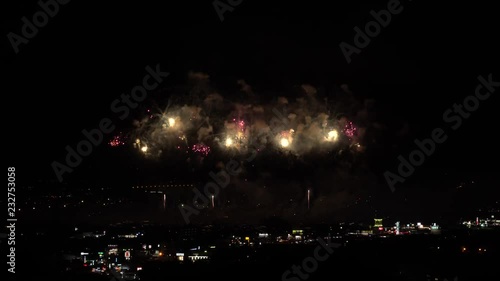 日本の福島県会津若松市の会津花火のスターマイン花火