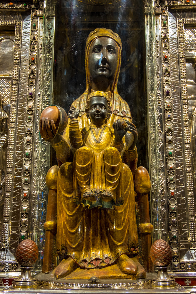 Obraz premium La Moreneta virgin, Montserrat monastery on mountain in Barcelona, Catalonia.