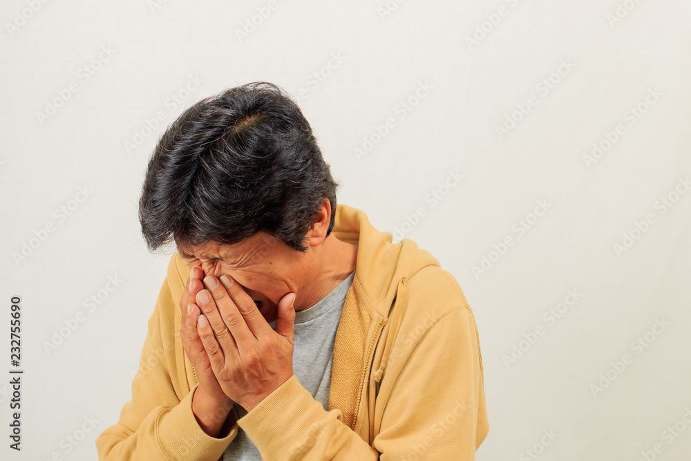 くしゃみをする中年男性 くしゃみをする中年男性