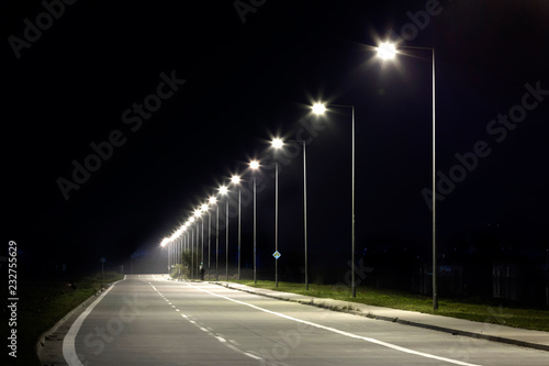 Foto night empty road with modern LED street lights