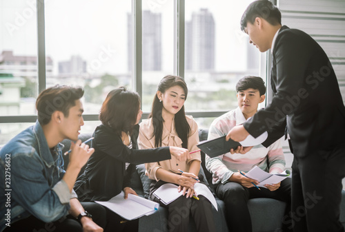 Canvas Print casual businessman having business meeting with his staff