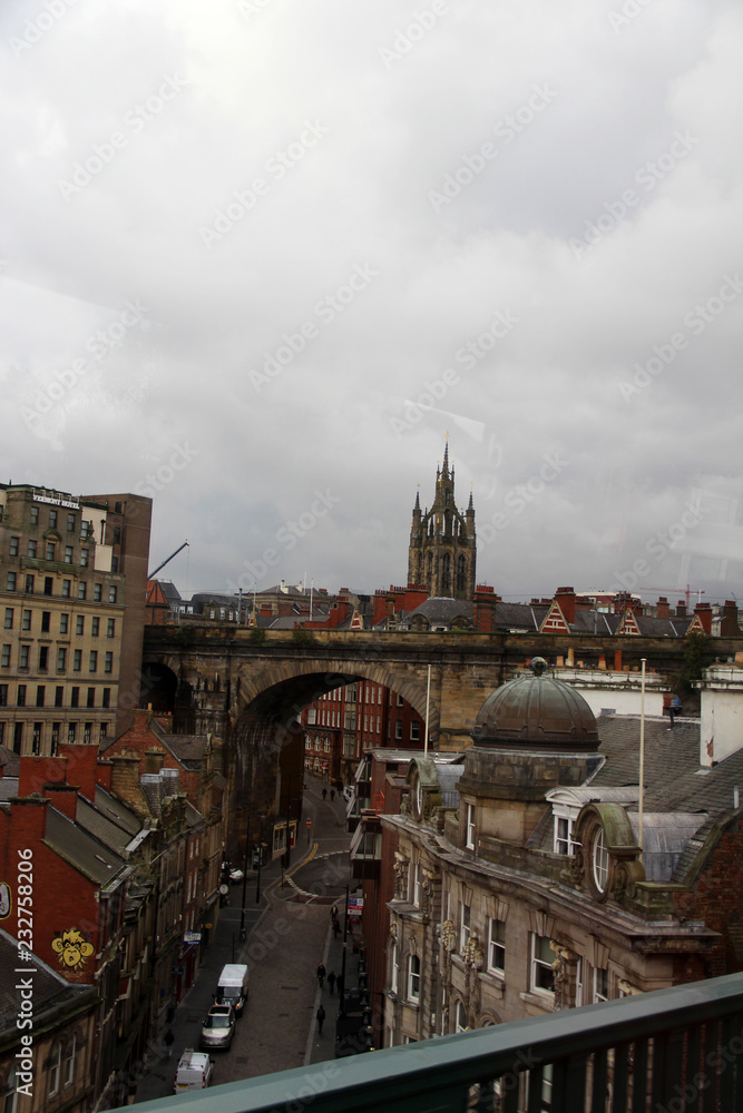 Obraz premium blick auf die brücke über den fluss thyne in newcastle in nord ost england großbritanien fotografiert während einer sightseeing tour im Herbst an einem bewölkten tag