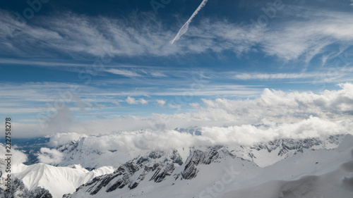 Blick von der Zugspitze in die umliegende Gebirgslandschaft