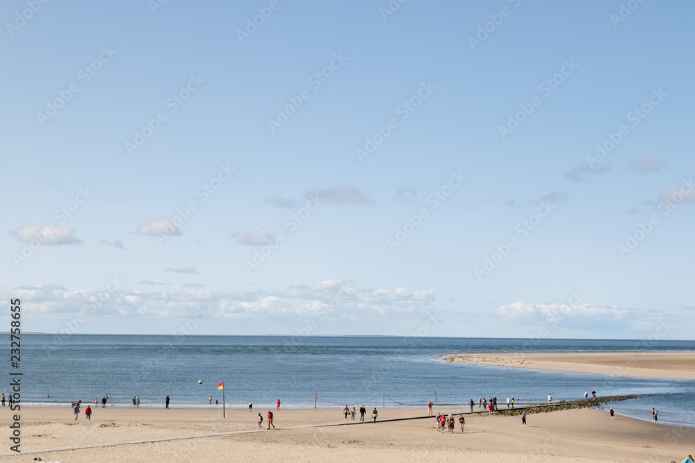 blick auf die nordsee und den strand auf der nordsee insel borkum fotografiert während einer sightseeing tour auf der insel bei strahlendem sonnenschein an einem spätsommertag