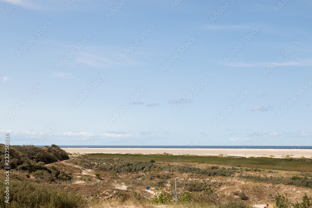 weitblick auf die landschaft auf der nordsee insel borkum fotografiert während einer sightseeing tour auf der insel bei strahlendem sonnenschein an einem spätsommertag