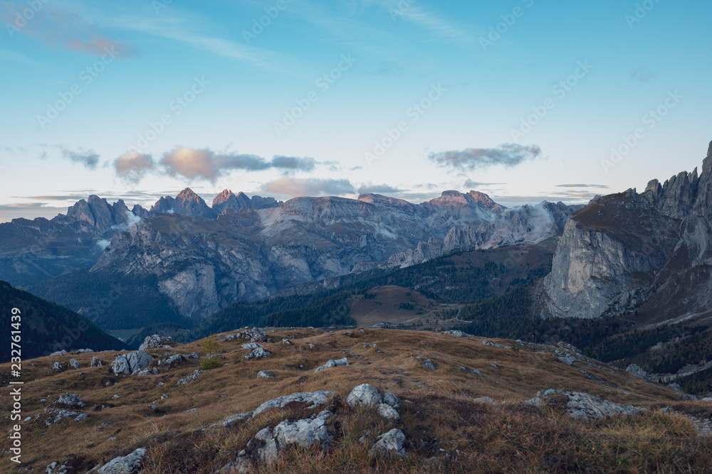 Die Geislerspitzen in den südtiroler Dolomiten in der blauen Stunde nach Sonnenuntergang aus Richtung der Sollatürme im Herbst
