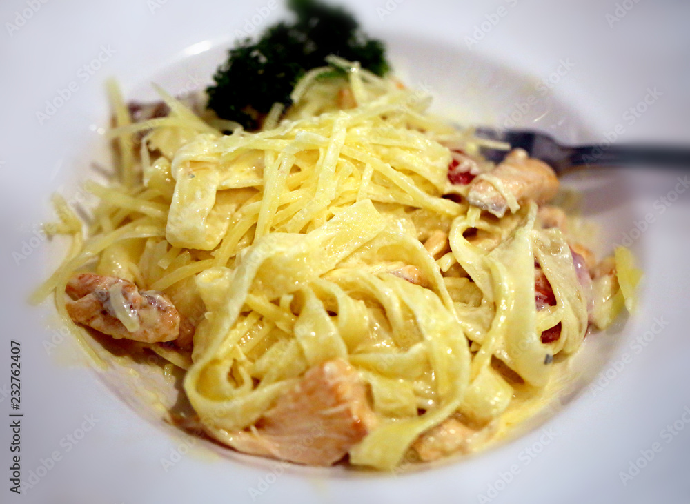 Photo macro bright tasty fettuccine with fish Photo macro bright tasty fettuccine with fish