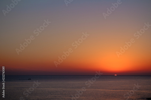 夕焼け空と海と船 © SHOW