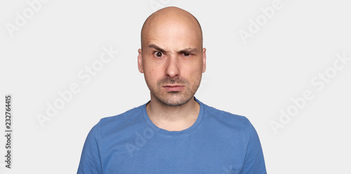 Papier peint man raised his eyebrow. Angry bald guy isolated