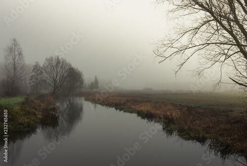 Mglisty poranek nad rzeką