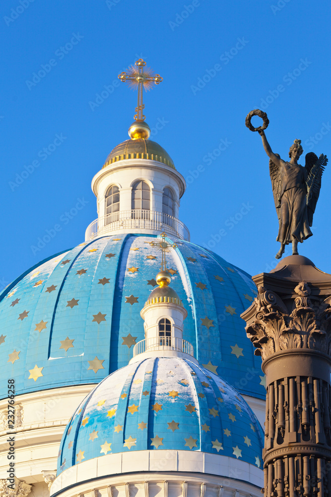 Fototapeta premium Saint Petersburg. Beautiful blue domes of the Trinity Cathedral (Troitsky Izmailovsky Sobor) with Column of Glory are one of the main architectural sights of the city on a sunny winter day