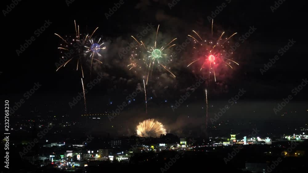 日本の福島県会津若松市の会津花火のスターマイン花火 日本の福島県会津若松市の会津花火のスターマイン花火