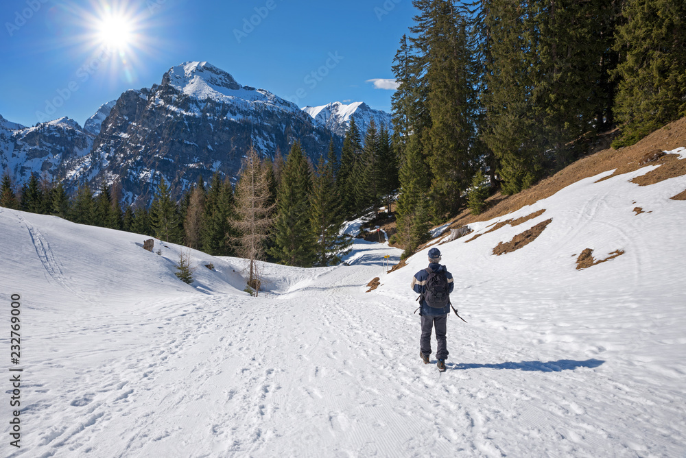 Wunderschöner Winter Wanderweg am Zwölferkopf, Wanderer in den Tiroler Alpen