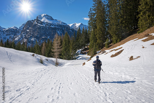 Wunderschöner Winter Wanderweg am Zwölferkopf, Wanderer in den Tiroler Alpen
