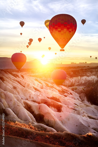 Fotografia aerostat and sunset in the mountains of Cappadocia. Turkey