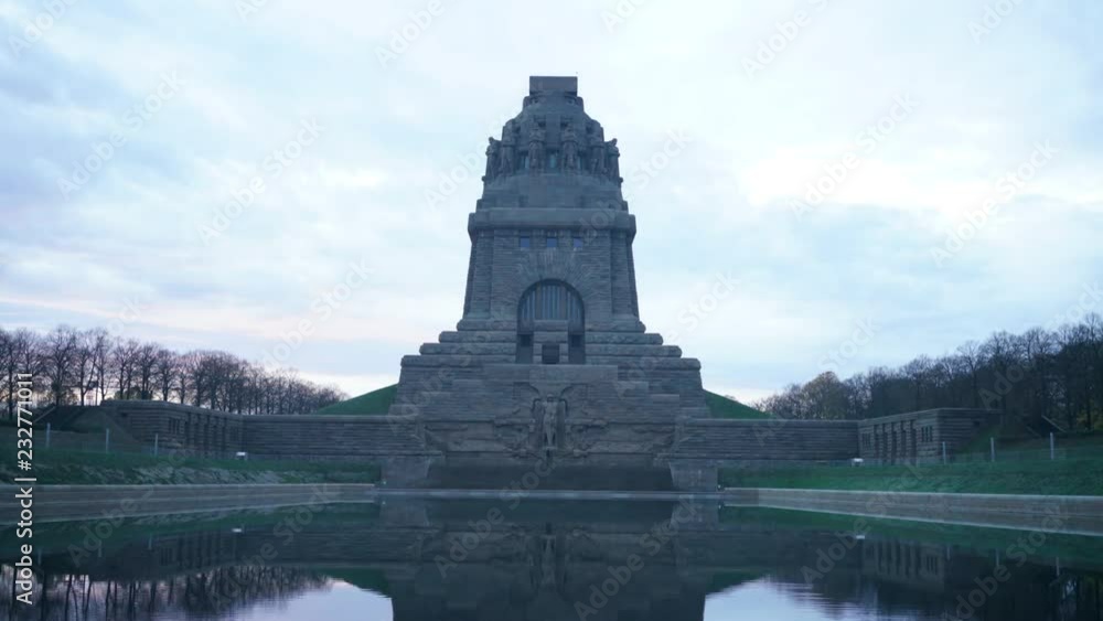 Völkerschlachtdenkmal in Leipzig, Zeitraffer am frühen Morgen Völkerschlachtdenkmal in Leipzig, Zeitraffer am frühen Morgen