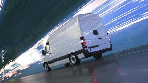 Weißer Transporter fährt schnell durch einen Tunnel