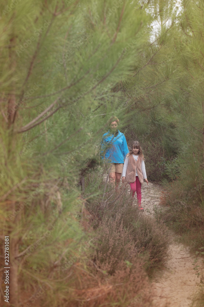 maman et sa fille se promenant dans la forêt