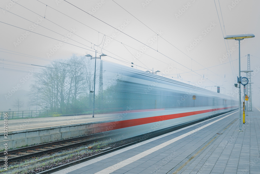 Naklejka premium Zug bei der Abfahrt durchsichtig