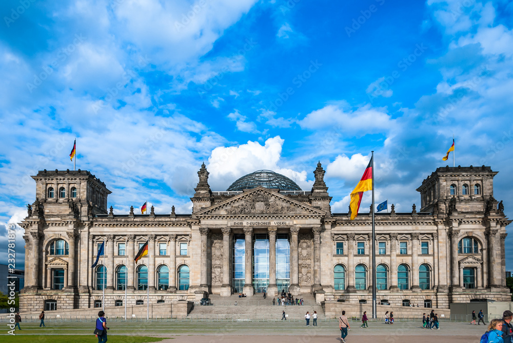 Obraz premium Reichstagsgebäude Berlin mit Fahne