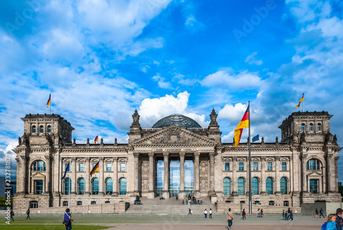 Reichstagsgebäude Berlin mit Fahne