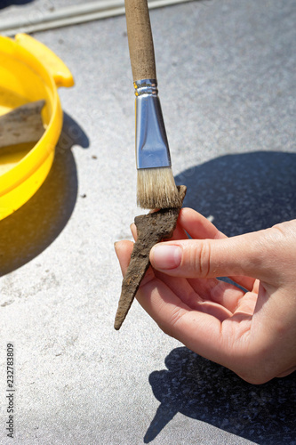Obraz na płótnie Archeology: cleaning the rusty tip of an ancient arrow from the soil w salonie