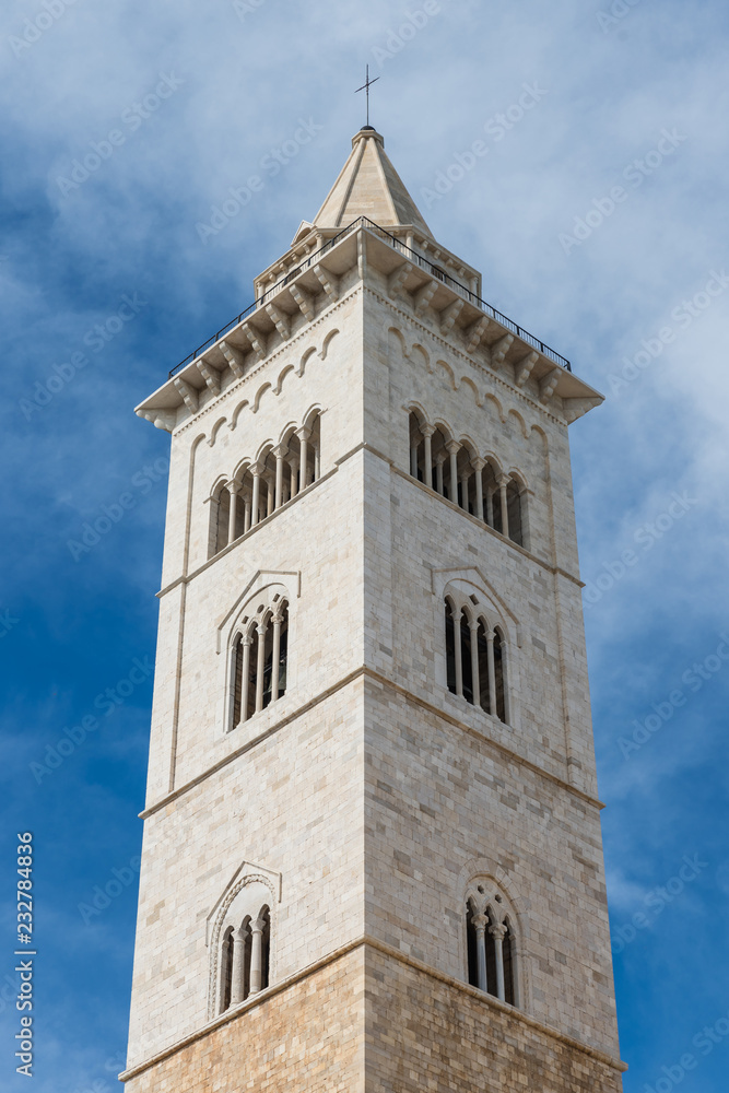Obraz premium Glockenturm der Kathedrale San Nicola Pellegrino in Trani; Apulien; Italien