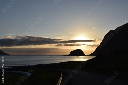 Norwegen, Lofoten, Abendsonne, Sonnenuntergang, Abendrot, Abend, Leknes, Uttakleiv, Vestvagøy, Sommer, Herbst, Bucht, Wolken, Gold, rot, gelb, Utakleiv, photo