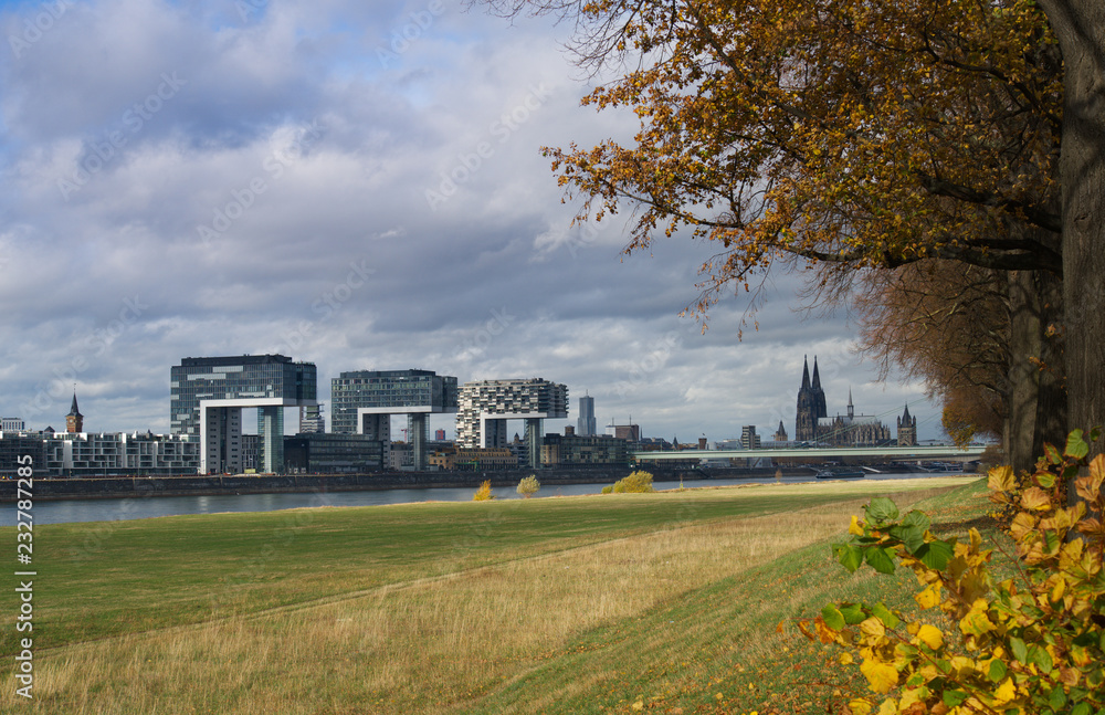 Die Kölner Skyline im Herbst - Aufgenommen von den Poller Wiesen Die Kölner Skyline im Herbst - Aufgenommen von den Poller Wiesen