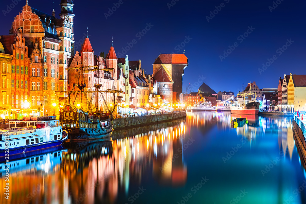 Obraz premium Night view of the Old Town of Gdansk, Poland