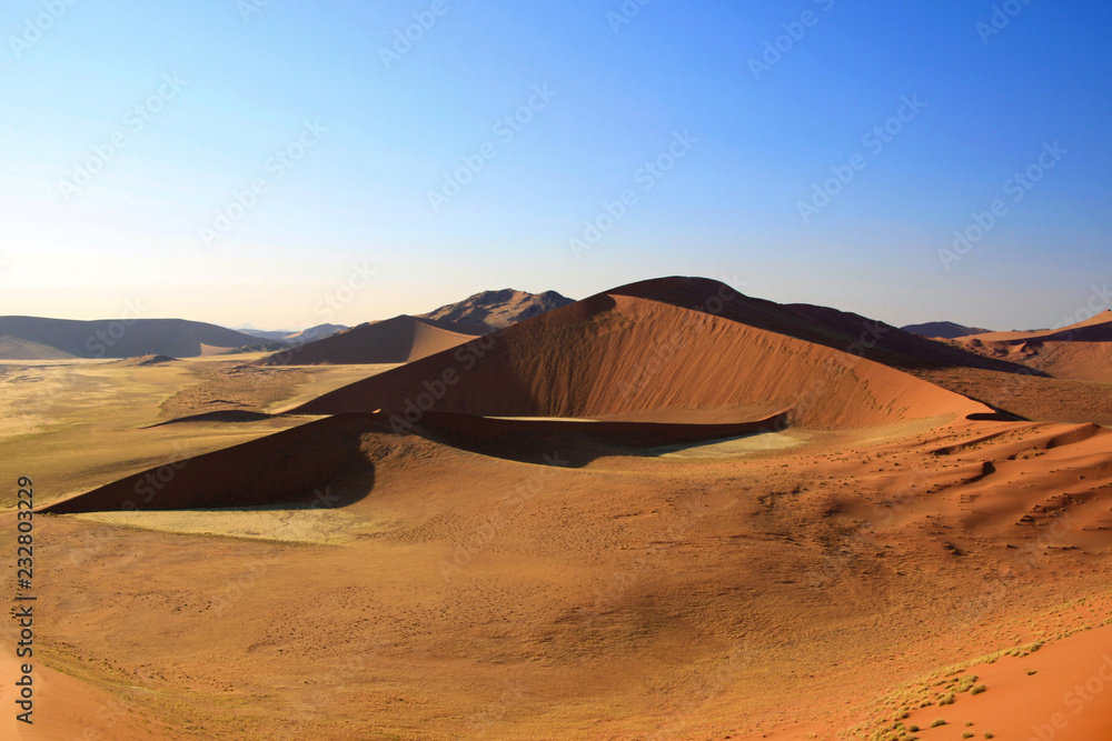 Blick über große Düne in Namibia in Afrika bei blauem Himmel