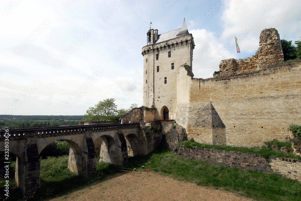 Ville de Chinon, Tour de l'Horloge et pont d'accès, forteresse royale de Chinon, Indre-et-Loire, France