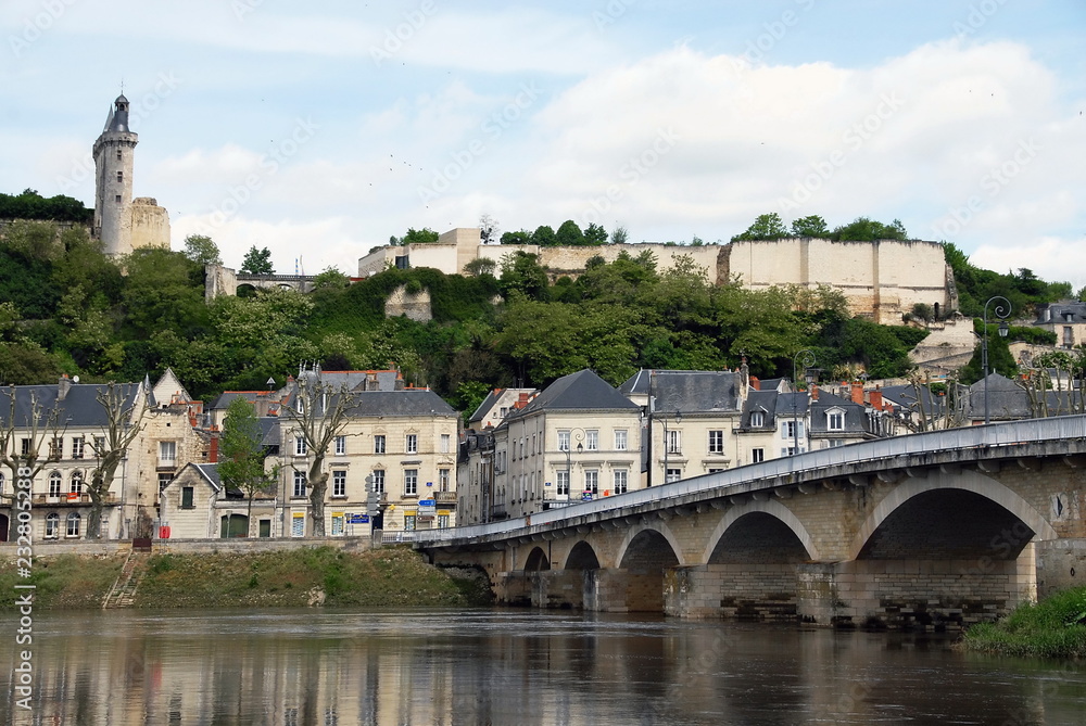 Obraz premium Ville de Chinon, forteresse royale domine la ville et la Vienne, indre-et-Loire, France
