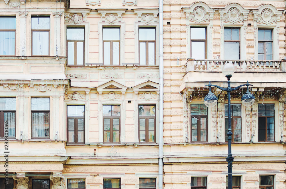 Obraz premium Saint Petersburg, RUSSIA - July 08, 2018: Fragment of a building facade with windows. Beautiful architecture of the city of St. Petersburg, Russia.